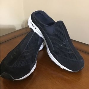 Woman’s size 9 1/2 easy spirit, navy colored mule slip on sneakers  R